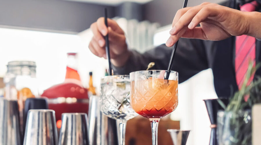 Cosa aspettarsi da un personal barman/barlady: qualità essenziali e consigliate per un servizio di bar a domicilio