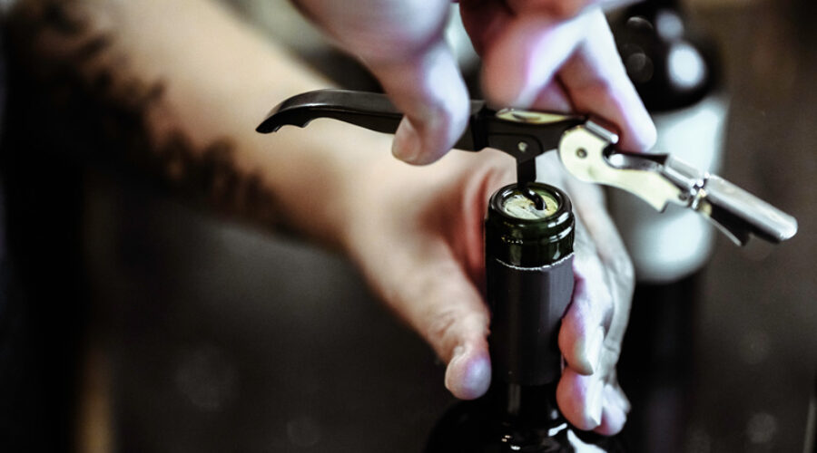 Differenza tra tappi in sughero e tappi alternativi: quale scegliere per il vino