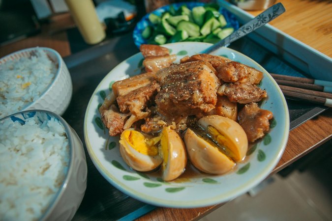 Adobo filippino con pollo e salsa di soia