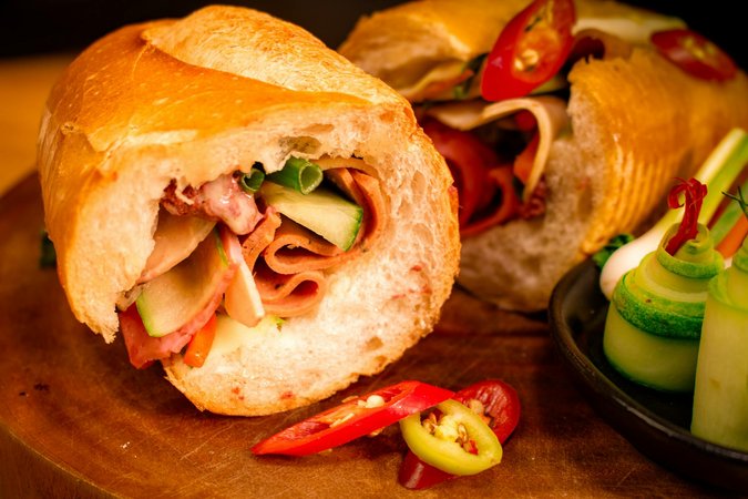 Banh mi panino vietnamita con verdure e carne