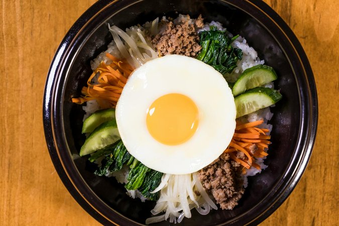 Bibimbap coreano con riso e verdure colorate
