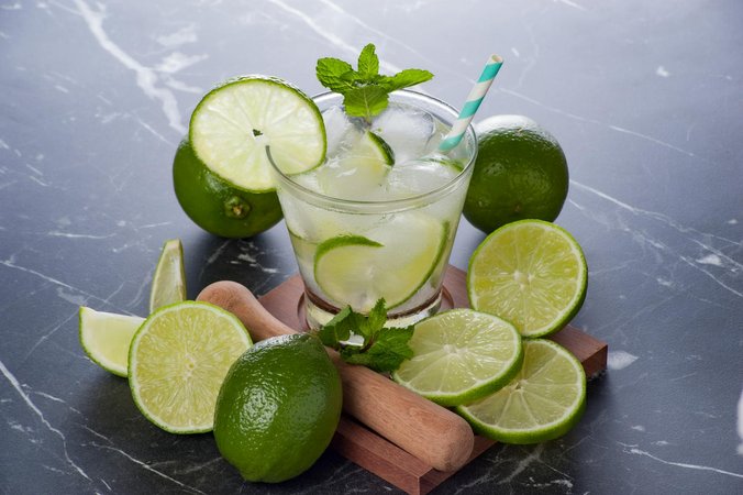 Caipirinha cocktail brasiliano tradizionale con lime