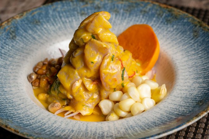 Ceviche peruviano tradizionale con pesce fresco e lime