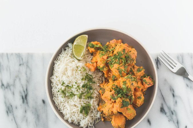 Curry indiano tradizionale con spezie aromatiche e riso basmati
