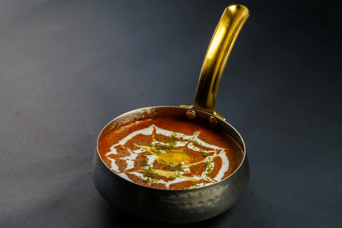 Dal indiano lenticchie speziate in piatto tradizionale