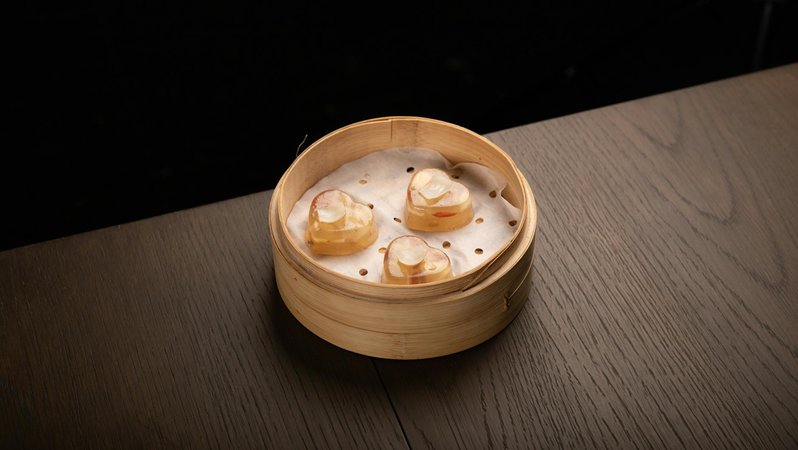Dim sum cinese tradizionale con ravioli al vapore e salse