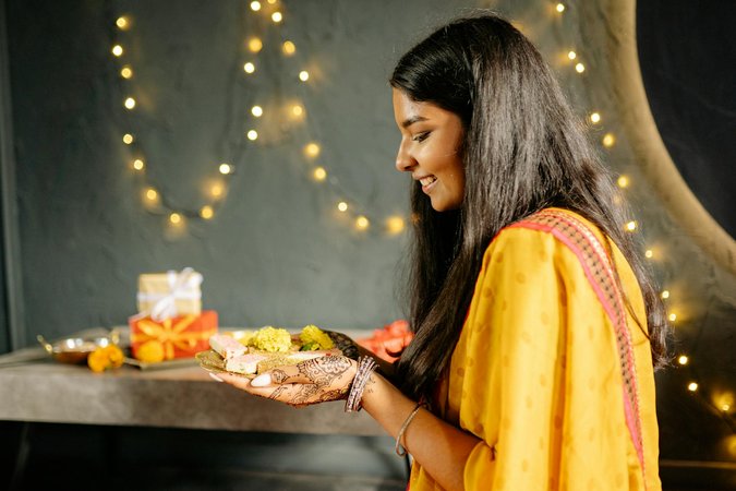 Dolci indiani tradizionali per Diwali con decorazioni festive