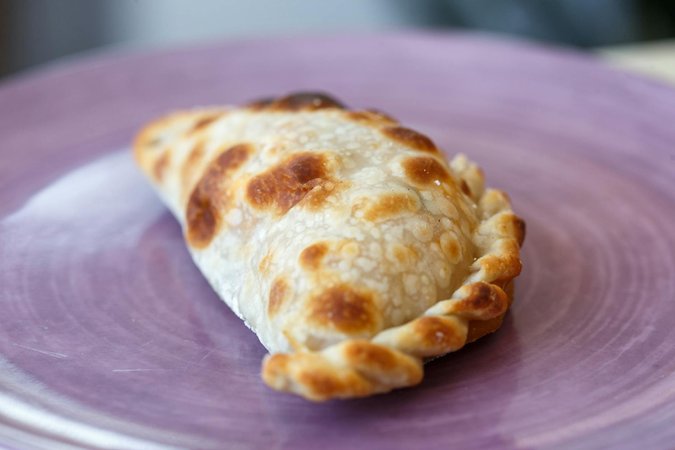 Empanadas cilene tradizionali dorate con ripieno di carne e olive