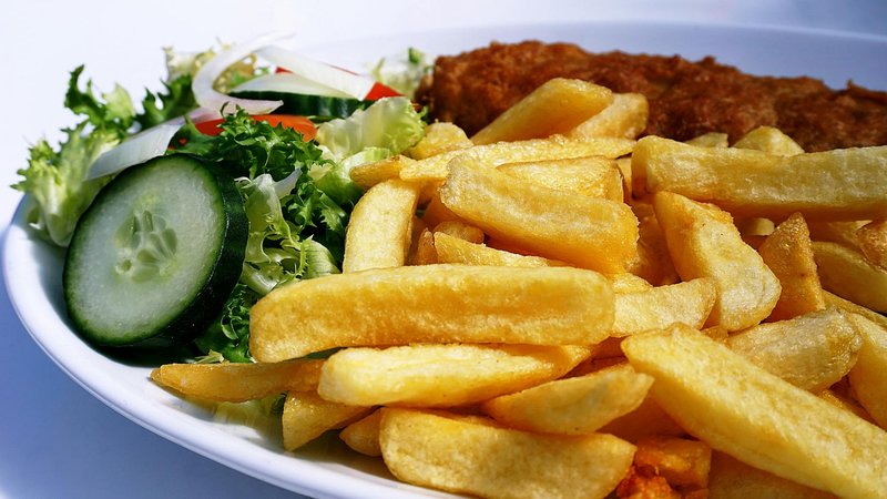 Fish and chips britannico tradizionale con piselli schiacciati