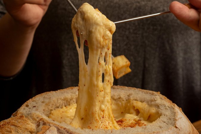 Fondue svizzera tradizionale con formaggio fuso