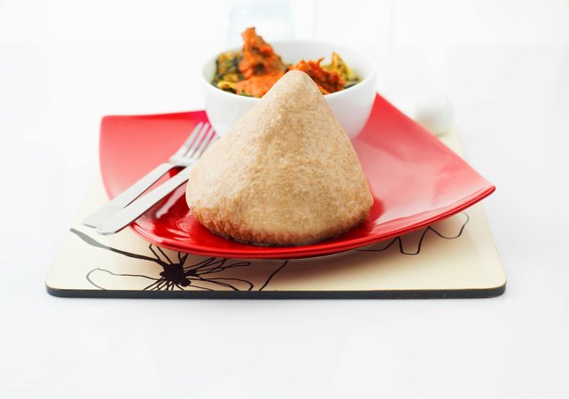 Fufu ivoriano tradizionale con kedjenou e verdure