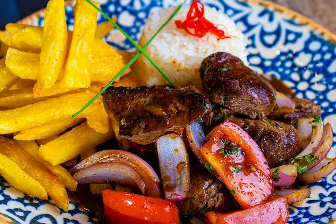 Lomo saltado peruviano con carne e patate fritte