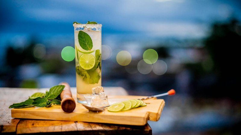 Mojito cocktail cubano tradizionale con menta
