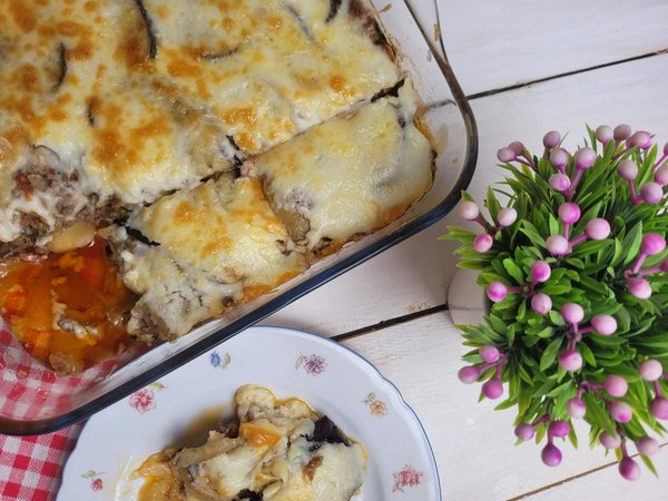 Moussaka greca tradizionale con melanzane, carne e besciamella