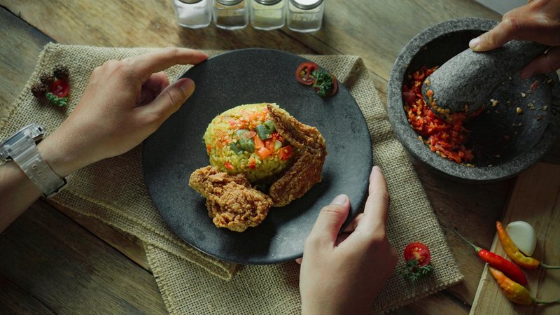 Nasi goreng indonesiano tradizionale con riso fritto e spezie