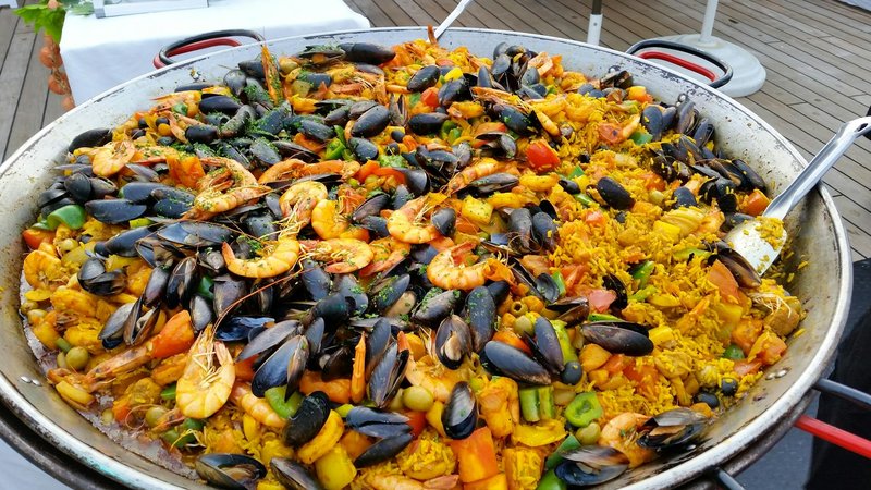 Paella spagnola tradizionale con frutti di mare e zafferano