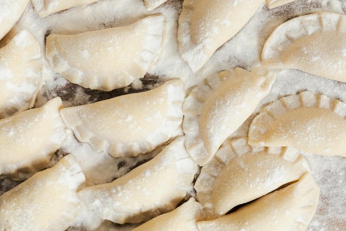Pierogi polacchi tradizionali ripieni con panna acida