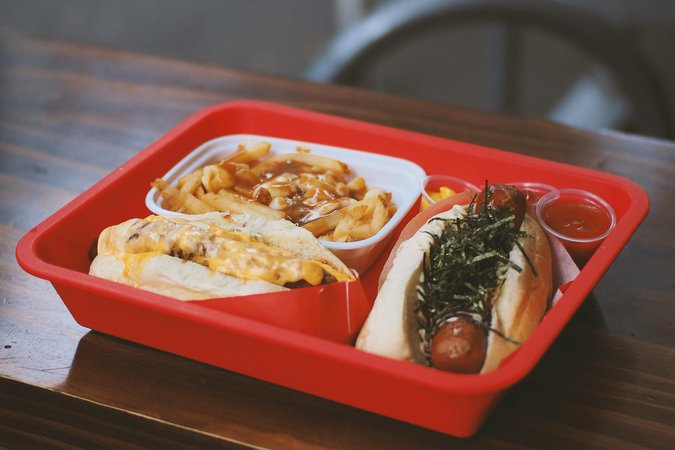Poutine canadese tradizionale con patatine, formaggio e gravy