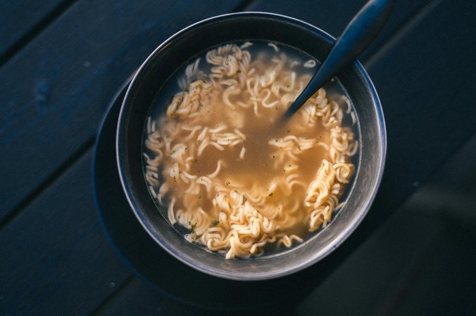 Ramen giapponese con brodo e noodles