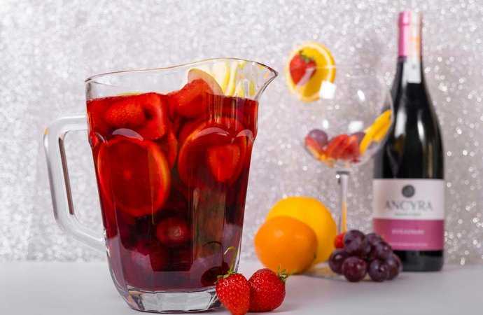 Sangria spagnola tradizionale con frutta fresca