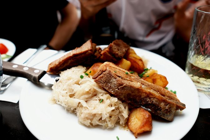 Sauerbraten tedesco con knödel e cavolo rosso
