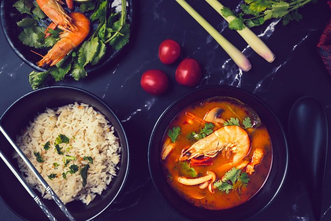 Tom yum goong zuppa thailandese piccante con gamberi