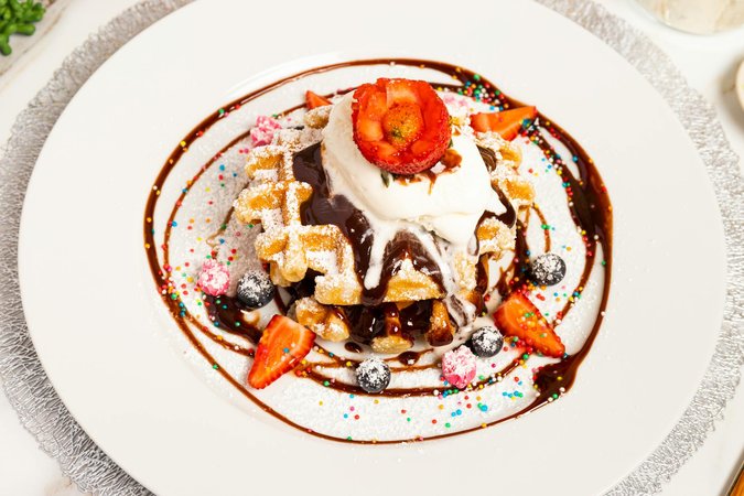 Waffle belga tradizionale con panna e fragole