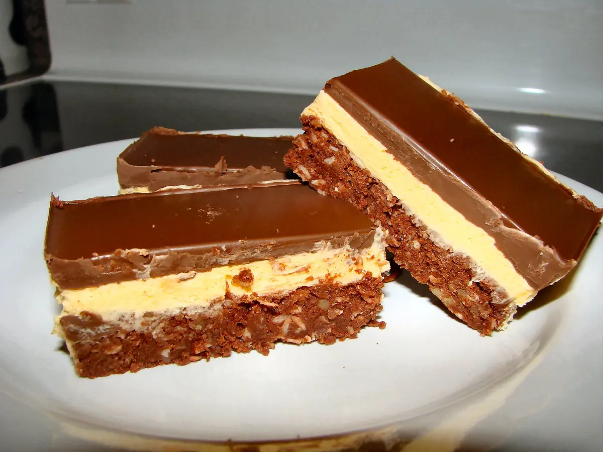 Nanaimo bars canadesi a tre strati con cioccolato, crema e cocco