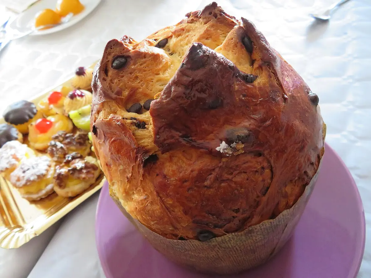 Panettone italiano tradizionale pane di Natale con uvetta