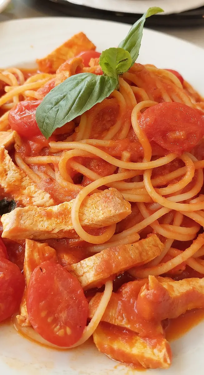 Pasta italiana tradizionale con pomodoro e basilico fresco
