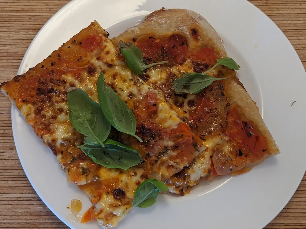 Pizza Margherita italiana con mozzarella, pomodoro e basilico
